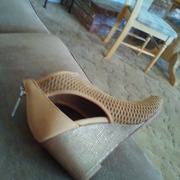 Donald J. Pliner Ankle Sanitized and Clean.  Next to New! Gorgeous Detailed Heel - Picture 6 of 6